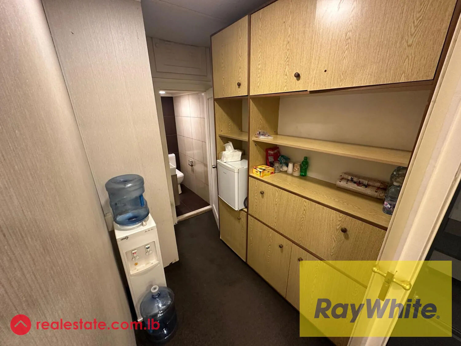 Office For Rent In Jdeideh Prime Location. — الصورة 2