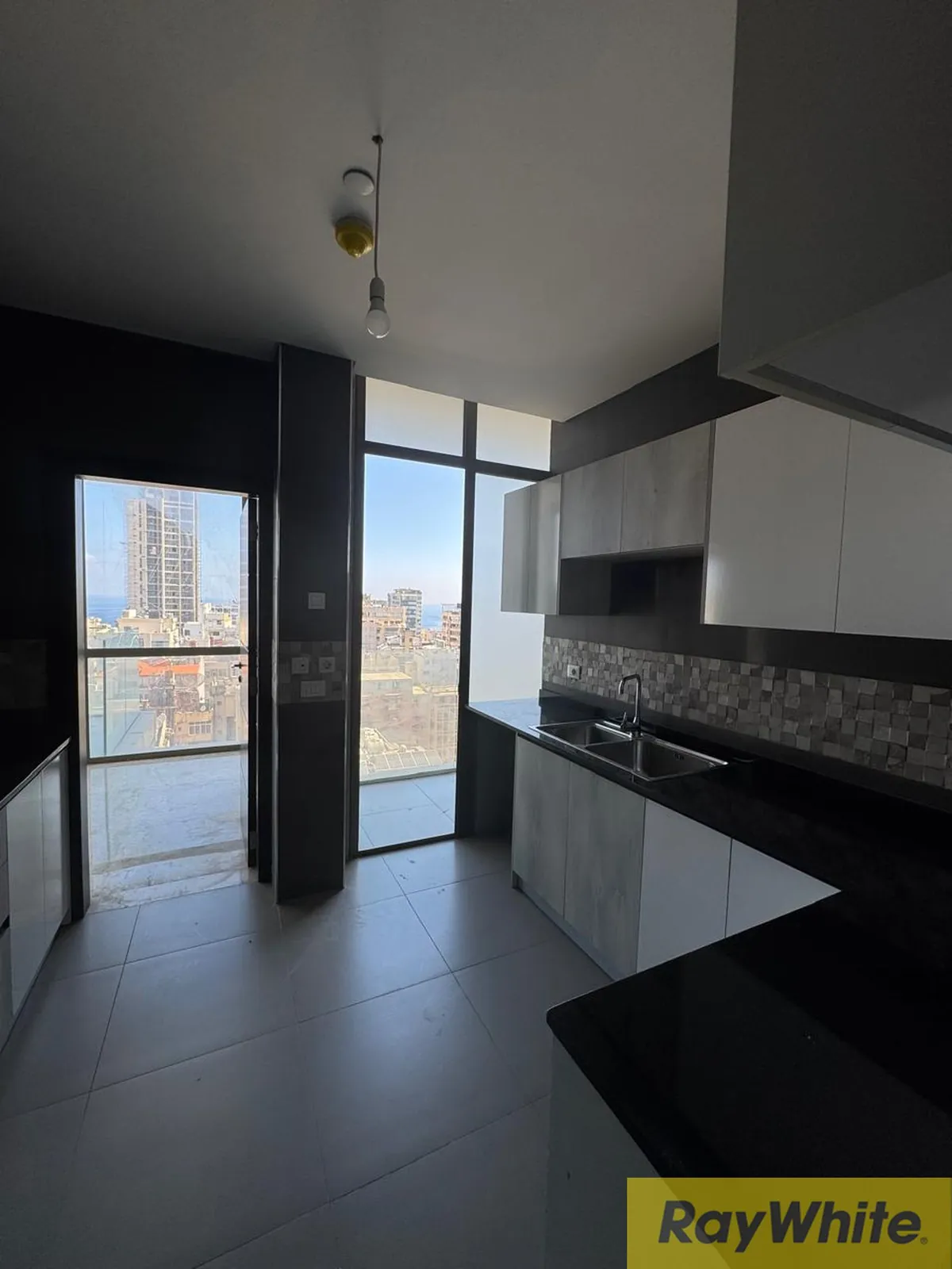 Apartment For Sale In Hamra — الصورة 2