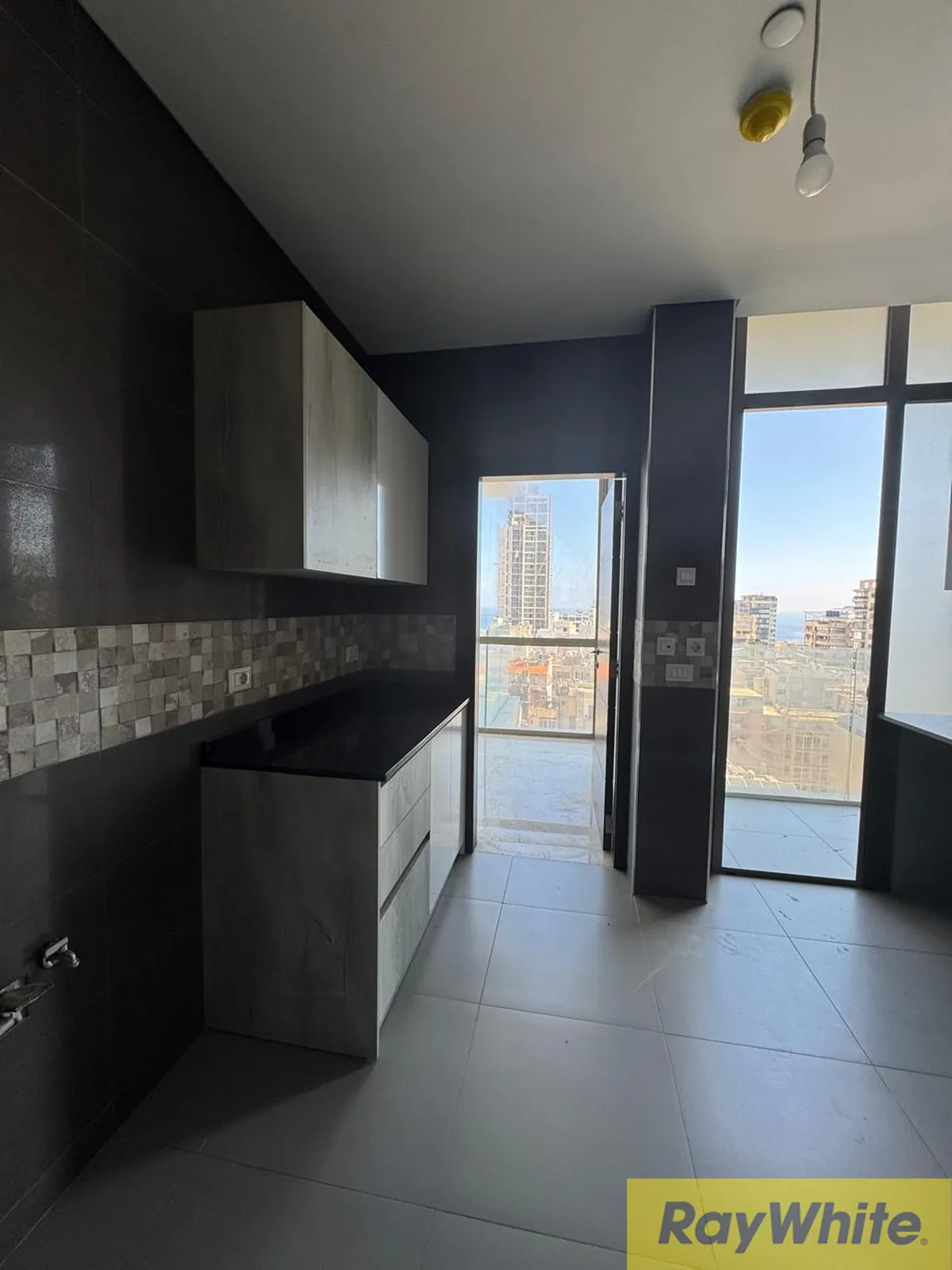 Apartment For Sale In Hamra — الصورة 5