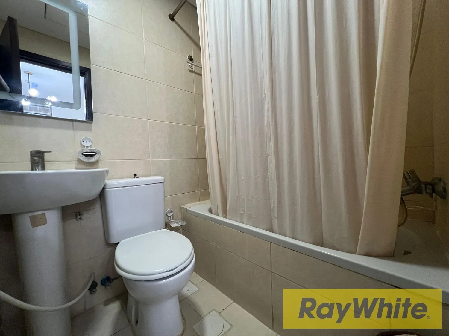 Furnished Studio For Rent In The Heart Of Hamra — الصورة 5