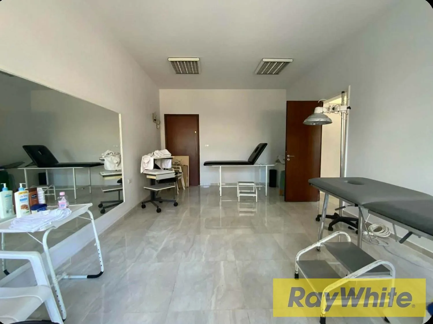 Furnished Office For Rent In Badaro — الصورة 4