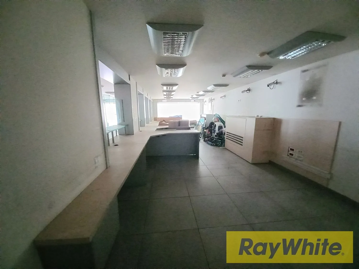 Spacious Showroom For Rent In Jal El Dib — الصورة 2