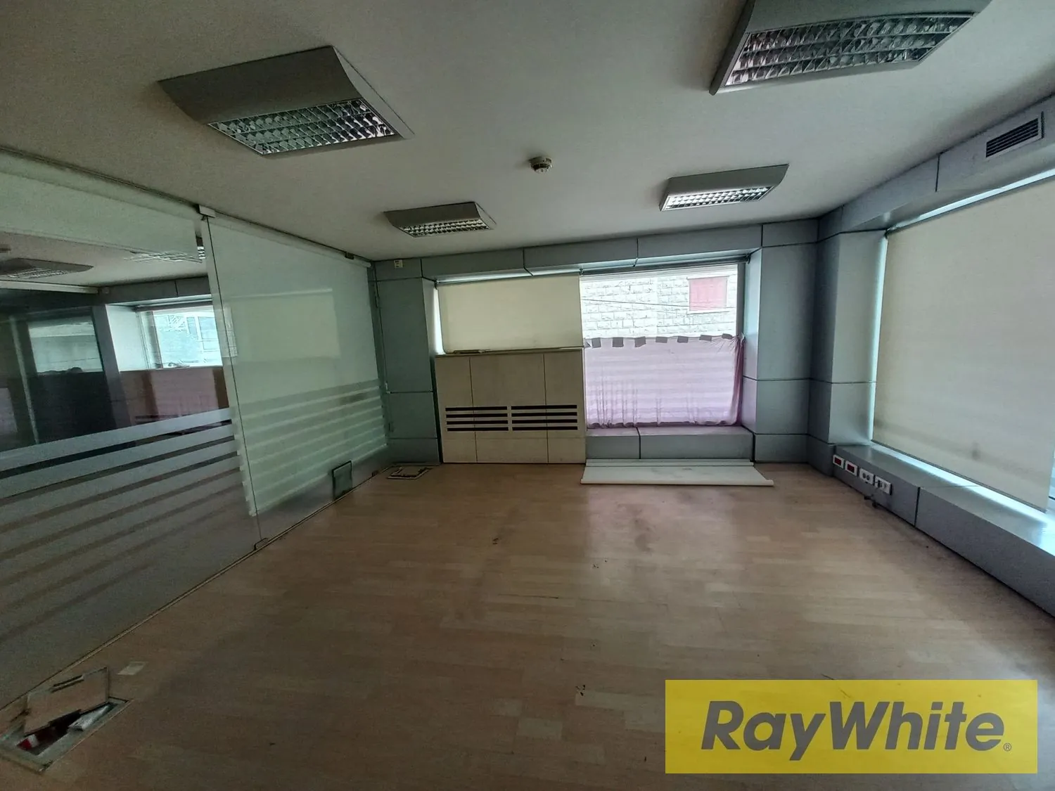 Spacious Showroom For Rent In Jal El Dib — الصورة 4