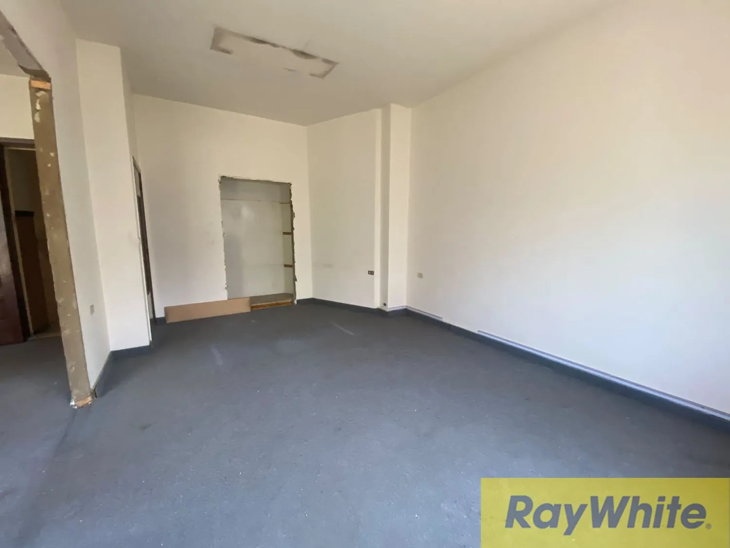 Office For Rent In Hamra — الصورة 3