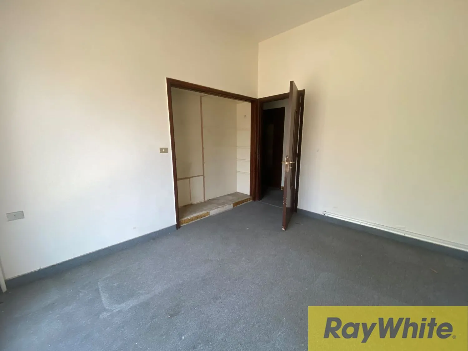 Office For Rent In Hamra — الصورة 4