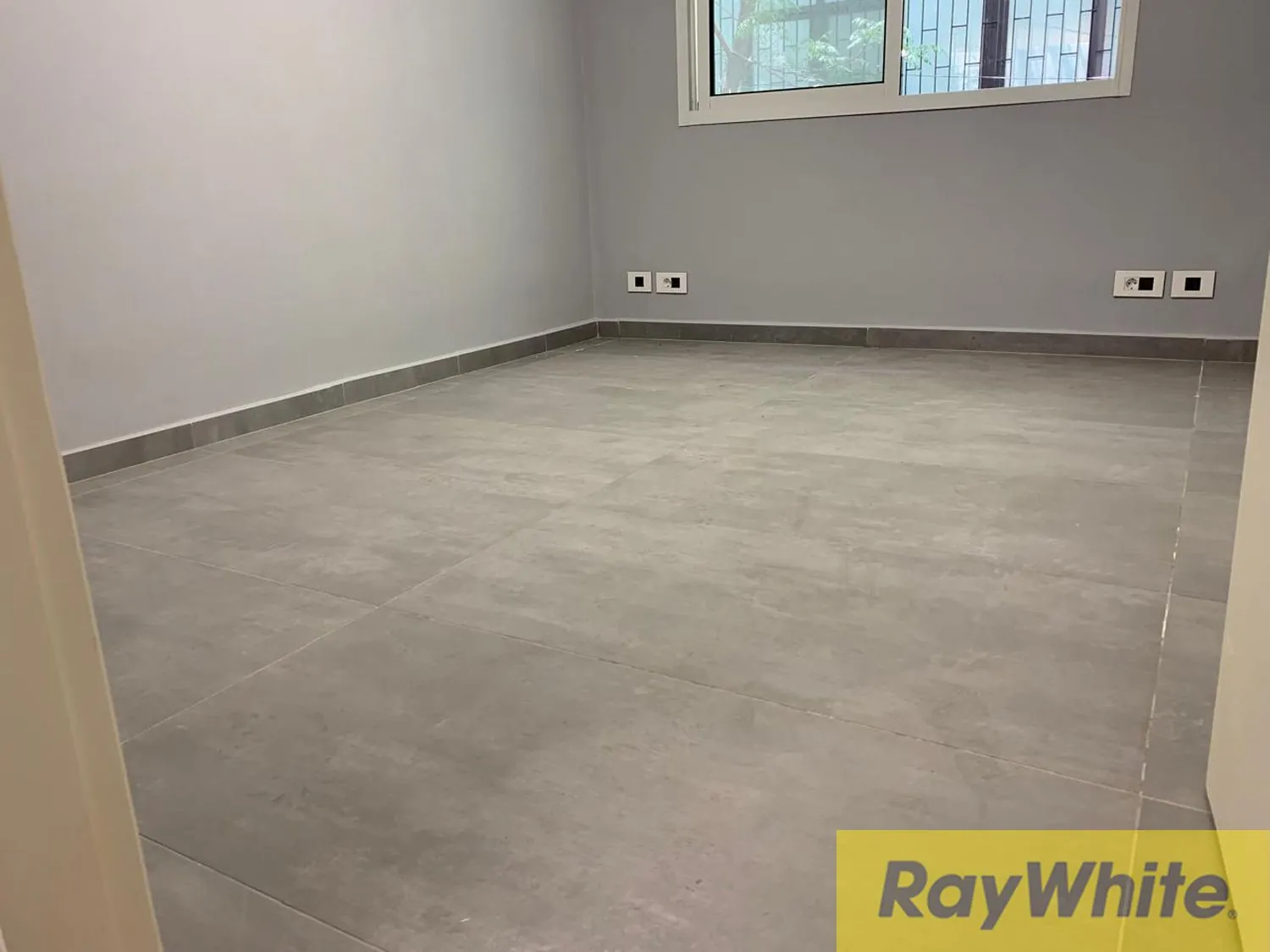 Office For Rent In Badaro — الصورة 5