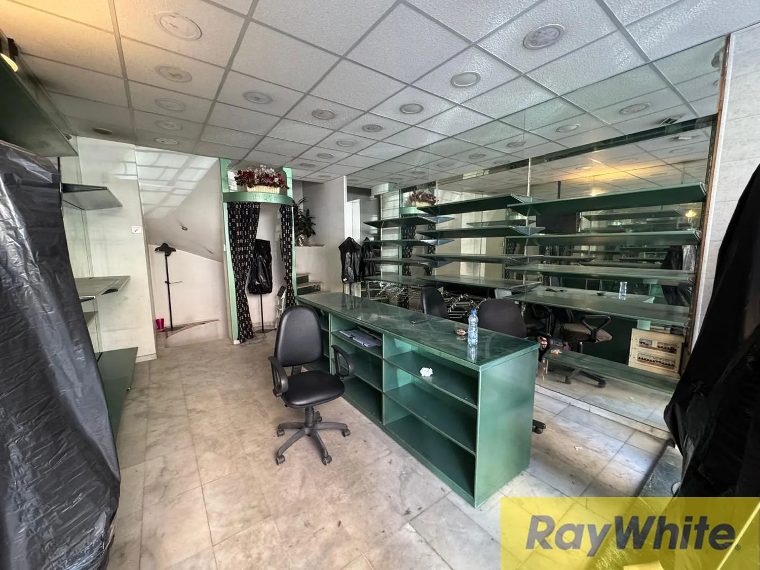 Shop For Sale In Hamra — الصورة 2
