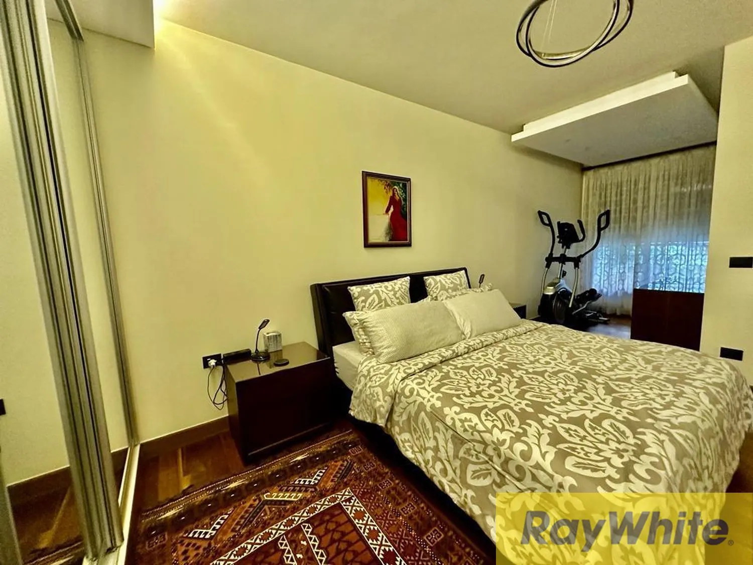 Furnished Apartment For Sale In Sanayeh — الصورة 4
