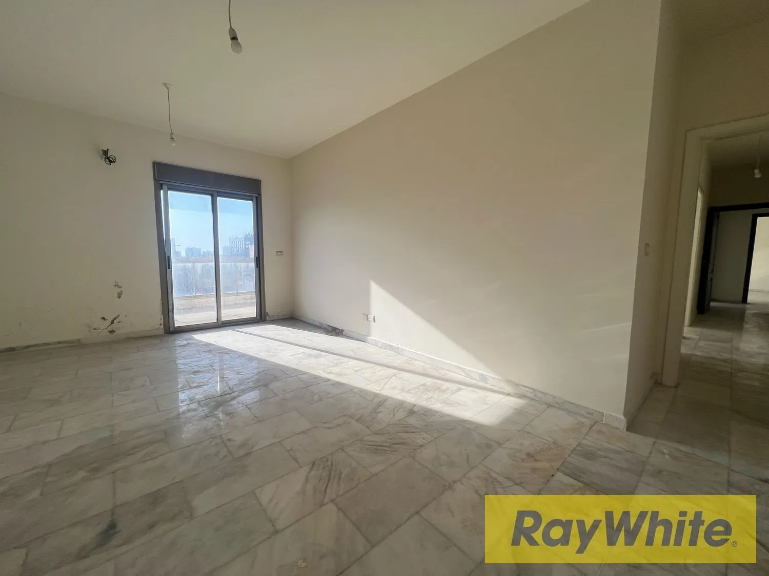 Apartment For Sale In Hamra — الصورة 3