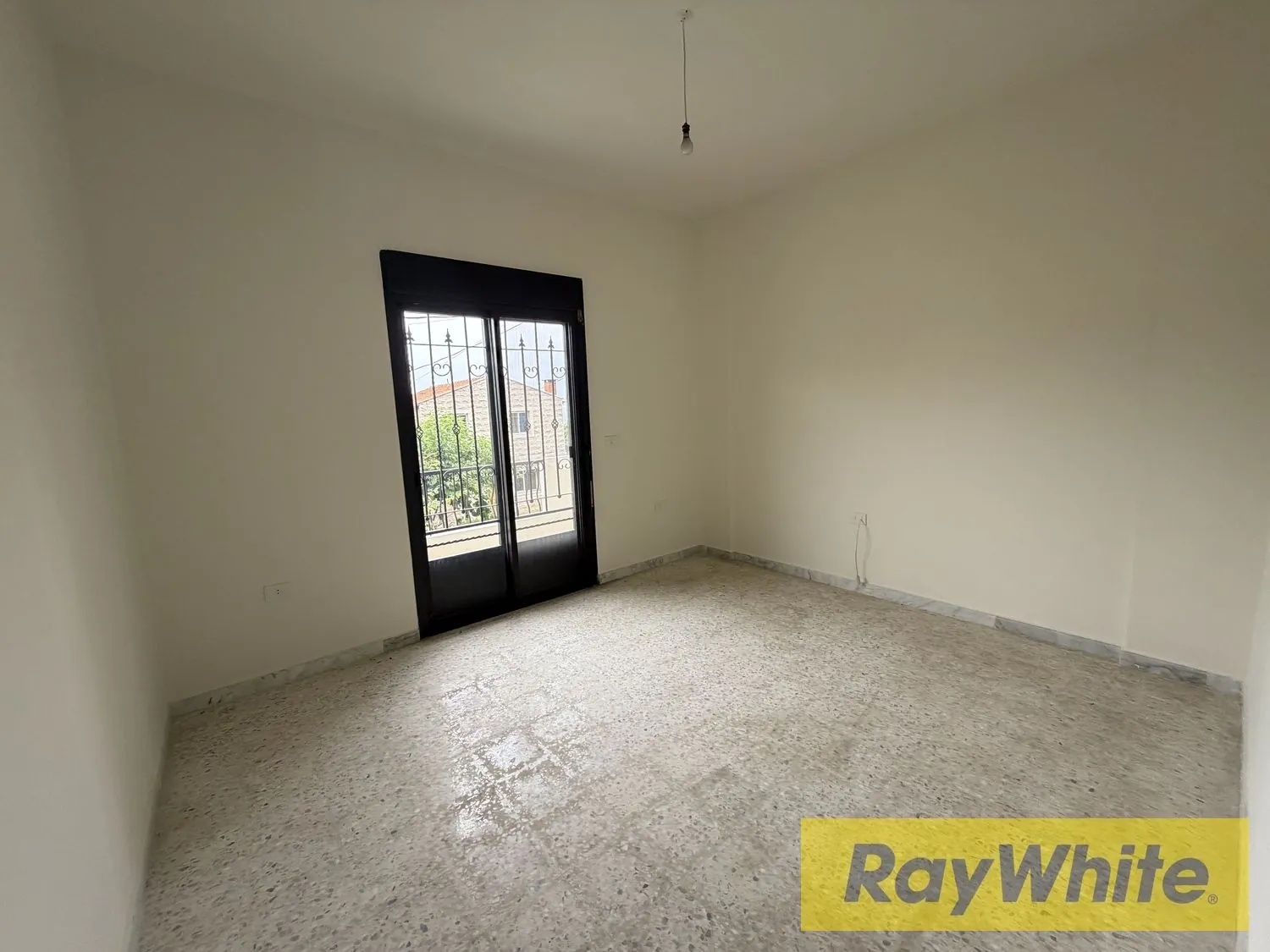 Apartment For Sale In Qornet El Hamra — الصورة 3