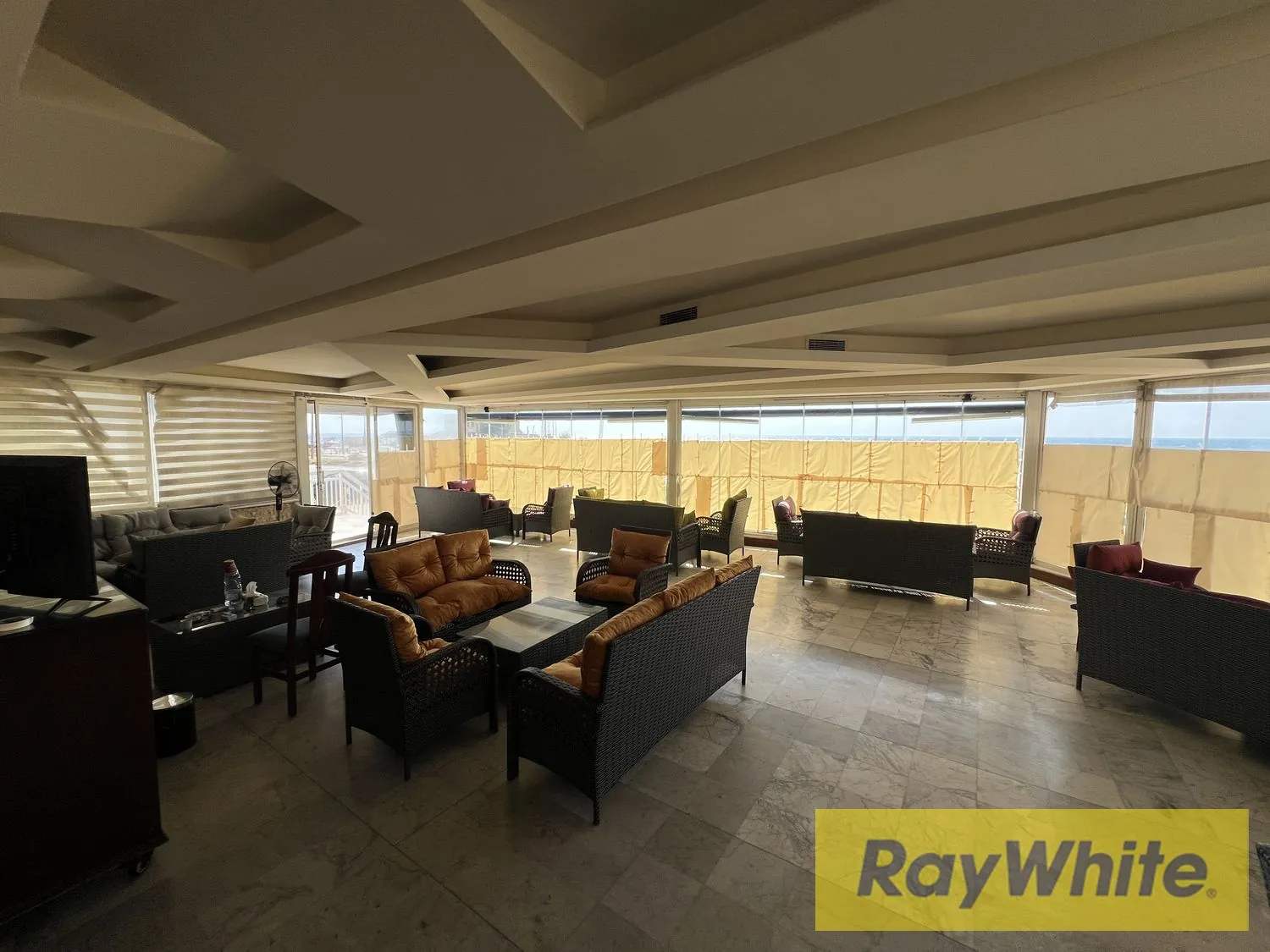 Fully Renovated Resto-cafe For Sale In A Prime Location In Al Mina- Tripoli With Sea View. — الصورة 5