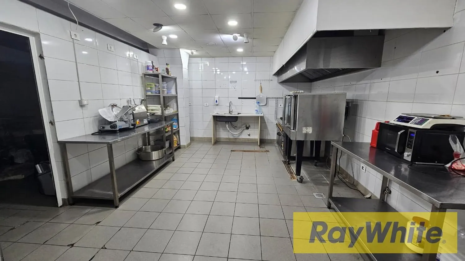 Fully Equipped Restaurant For Rent – Furn El Chebbak — الصورة 2
