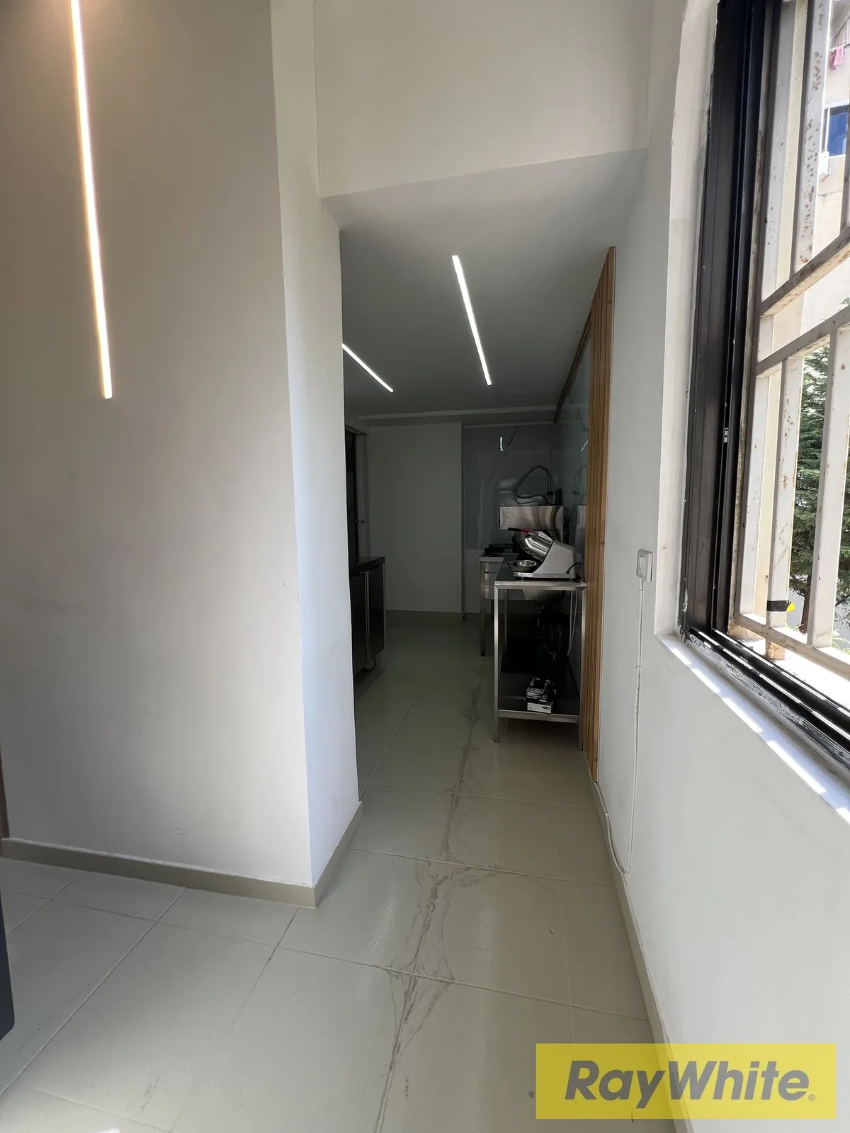 Shop For Sale In Zalka – 80 Sqm — photo 2