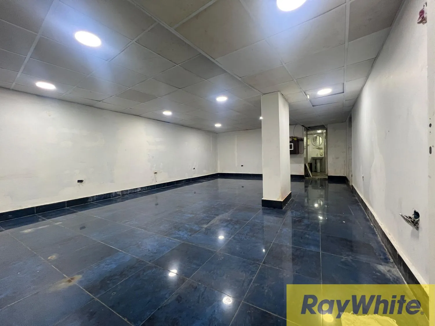 Shop For Sale In Hamra — الصورة 3
