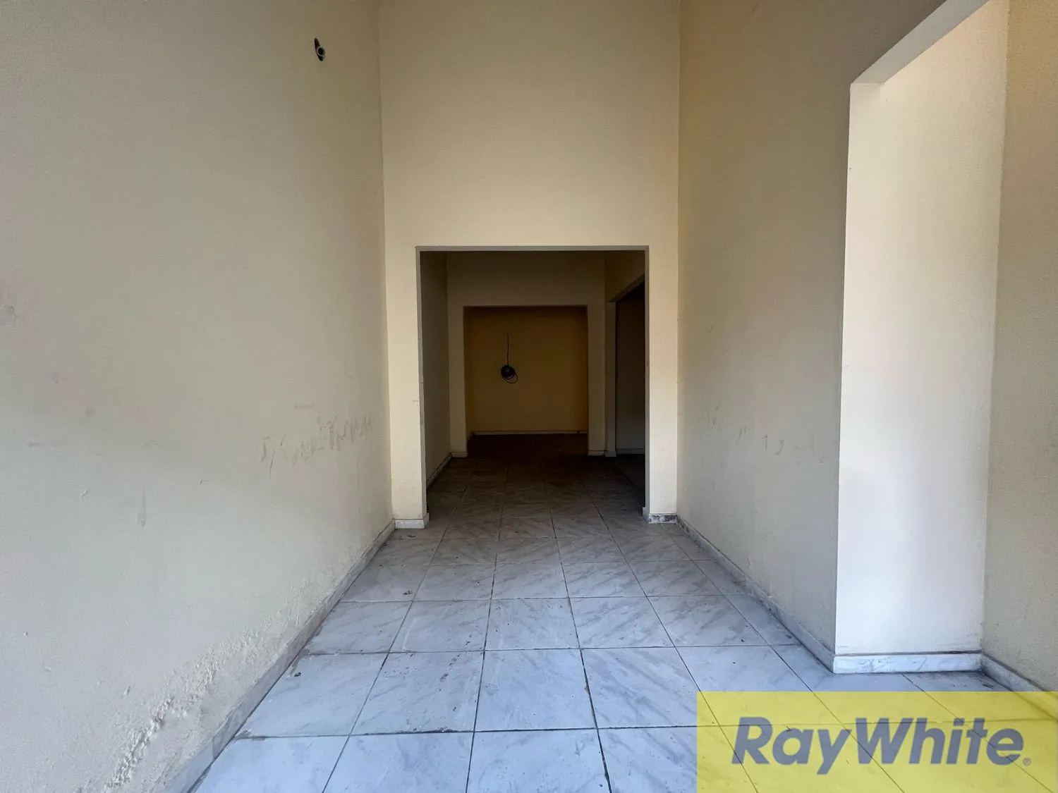 Showroom For Sale In Hamra — الصورة 2