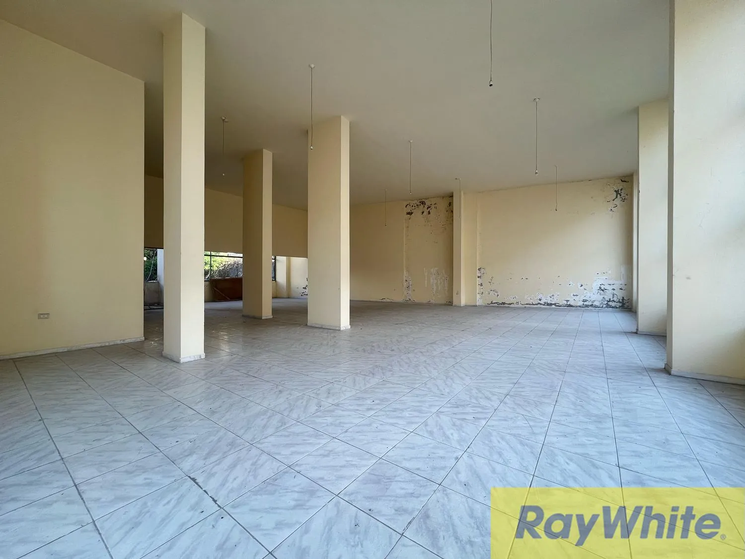 Showroom For Sale In Hamra — الصورة 3