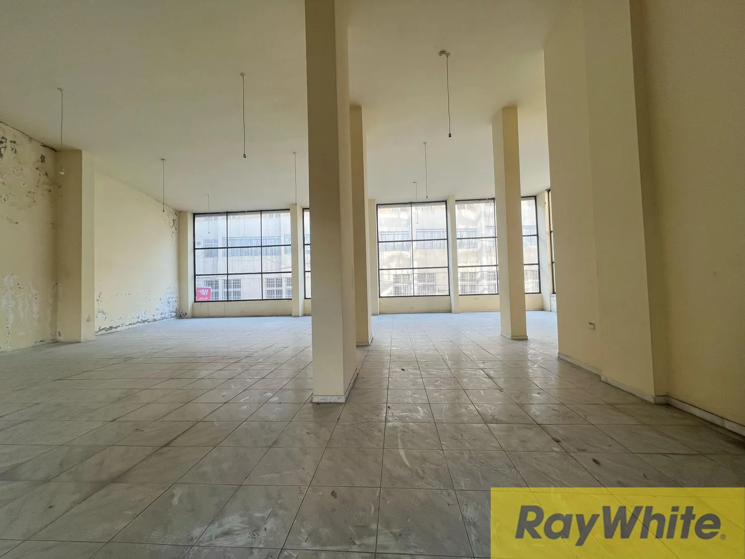 Showroom For Sale In Hamra — الصورة 4