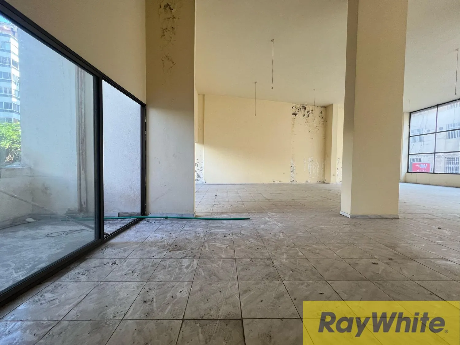 Showroom For Sale In Hamra — الصورة 5