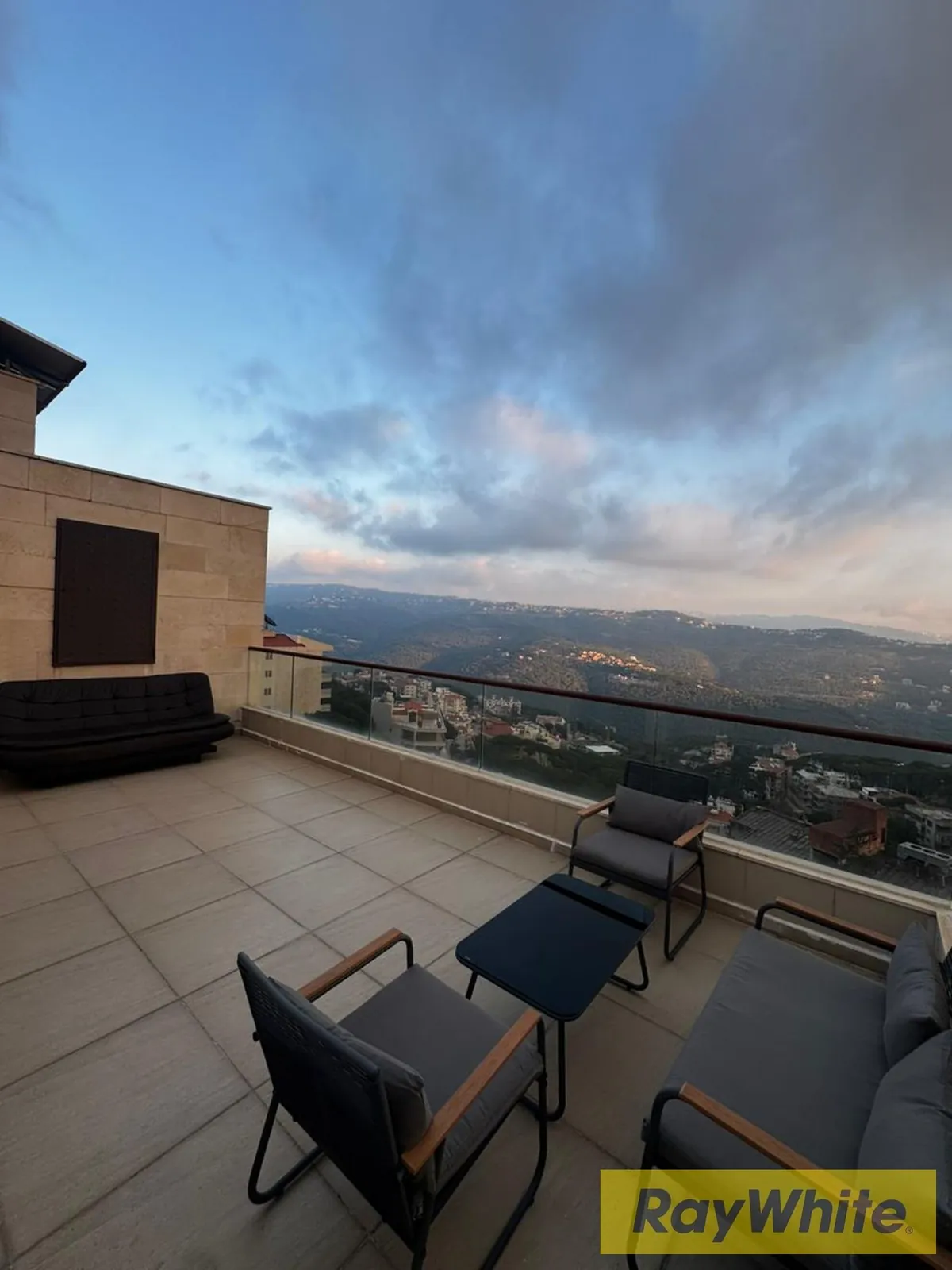 Furnished Roof Apartment With Terrace For Rent In Ouyoun Broummana — الصورة 3