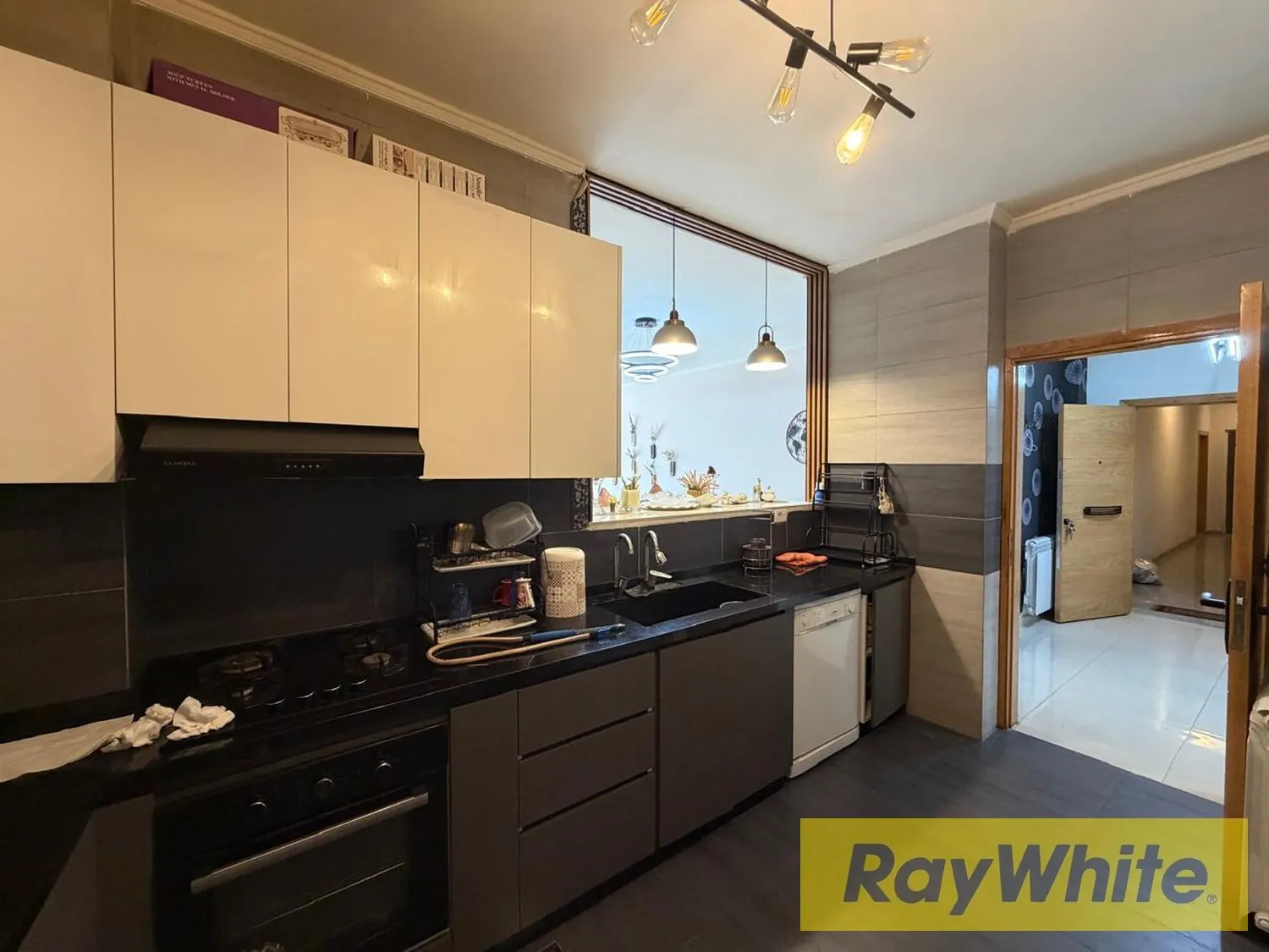 Semi-furnished Apartment With Terrace For Rent In El Douar — الصورة 5