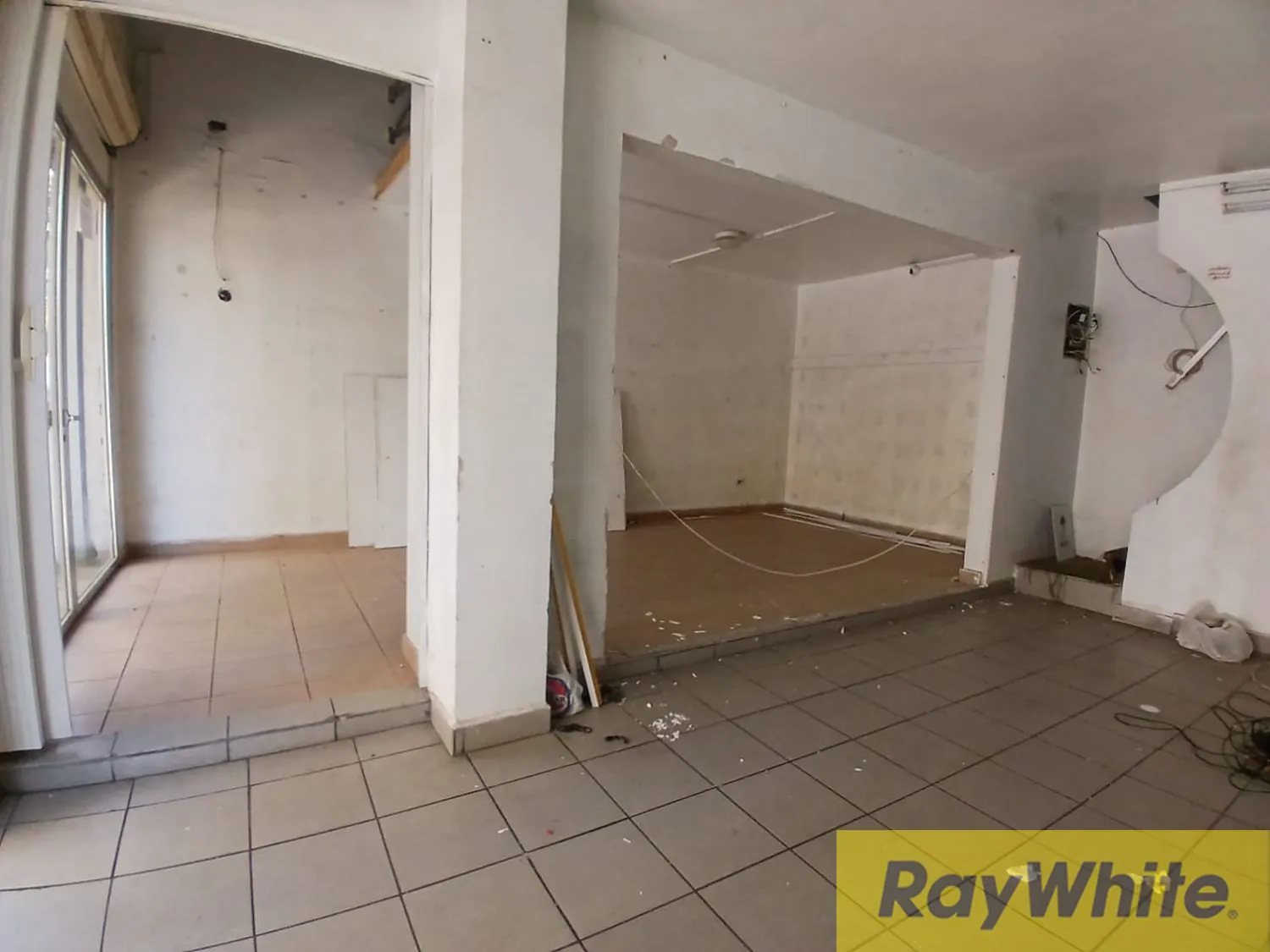 Shop For Rent In Manara — الصورة 5