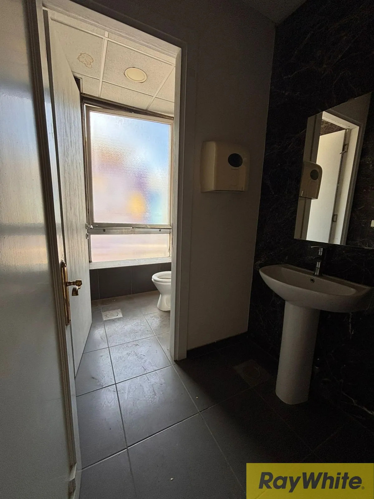 Office Building For Sale In Hamra — الصورة 3