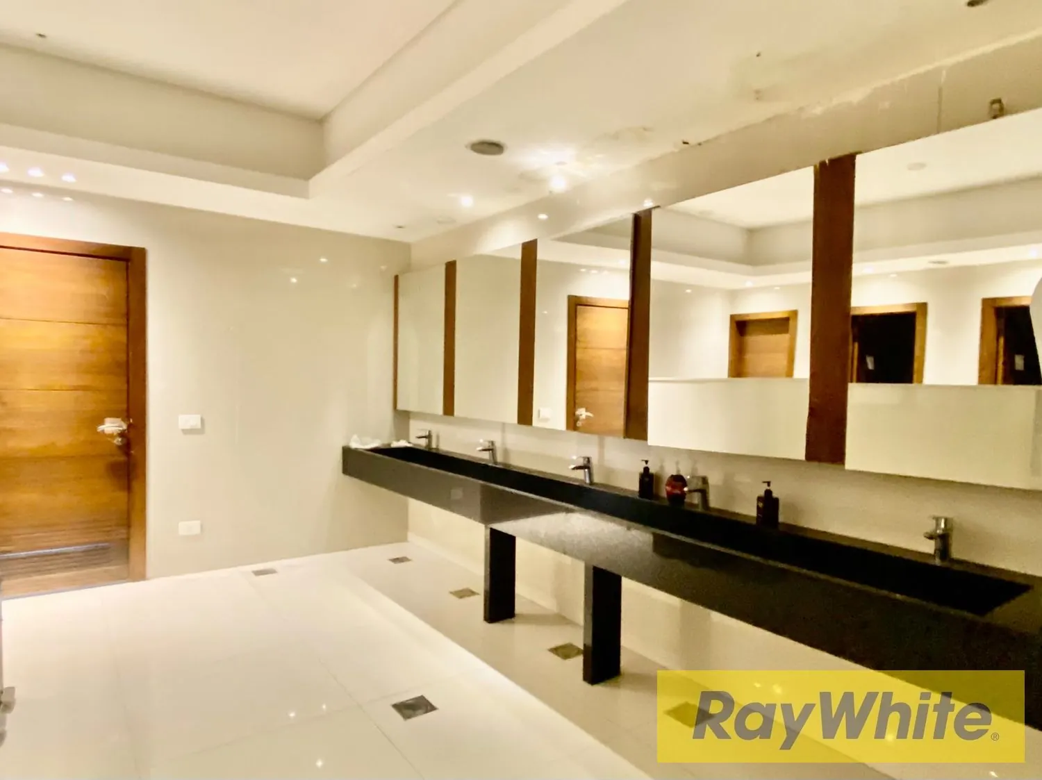 Fully Furnished Restaurant For Rent In Antelias — الصورة 2