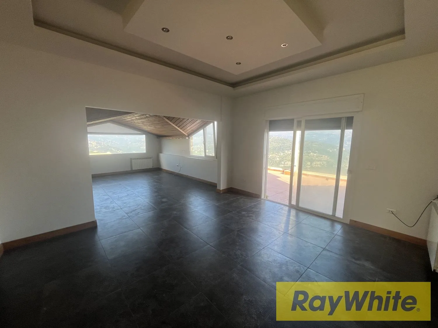 Apartment With Large Terrace For Rent In Beit Mery — الصورة 2