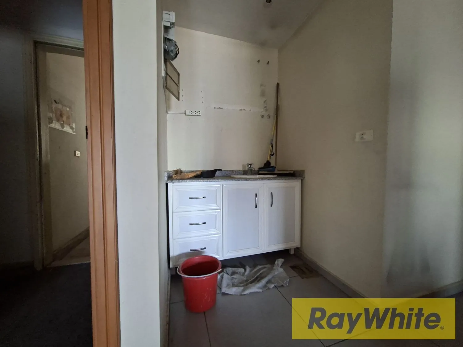 Office For Rent In Zalka – Highway Location — الصورة 3