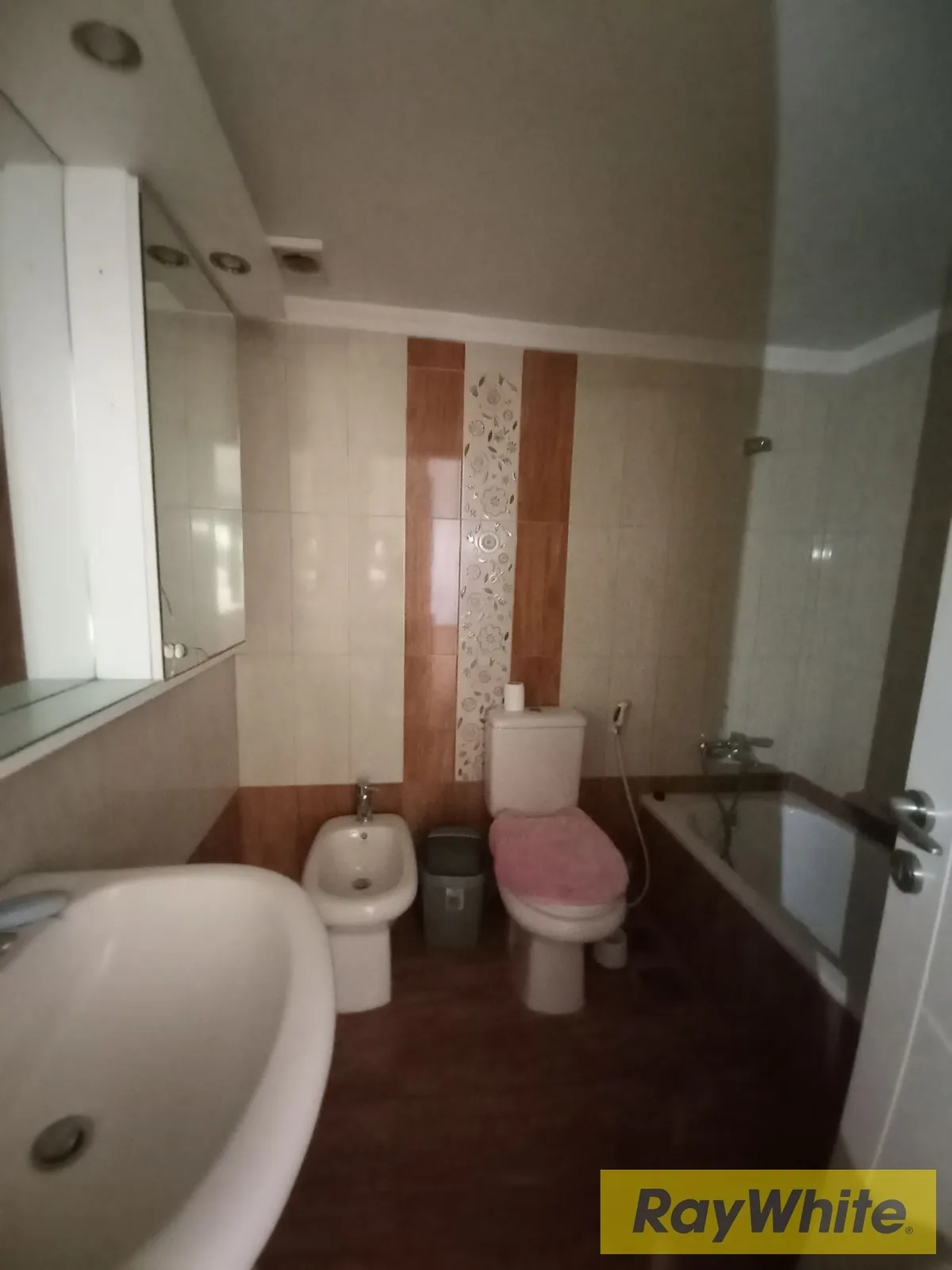 Semi-furnished Apartment With Outdoor Space For Rent – Bsalim — الصورة 5