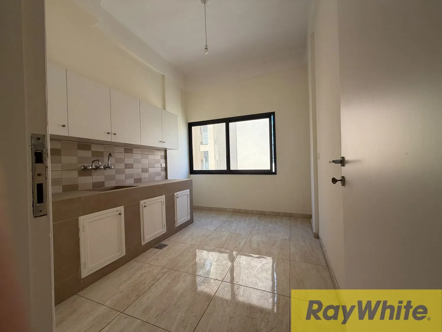 Office For Rent In Badaro — الصورة 5