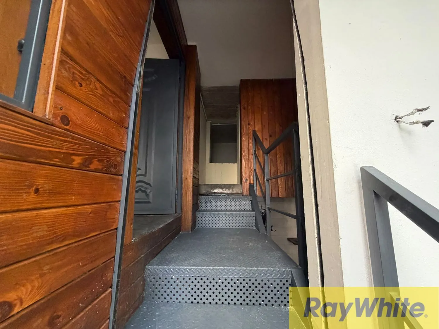 Shop For Rent In Badaro — الصورة 2
