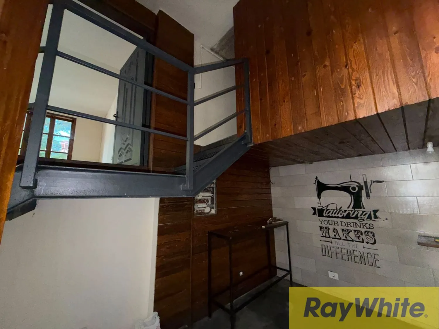 Shop For Rent In Badaro — الصورة 3