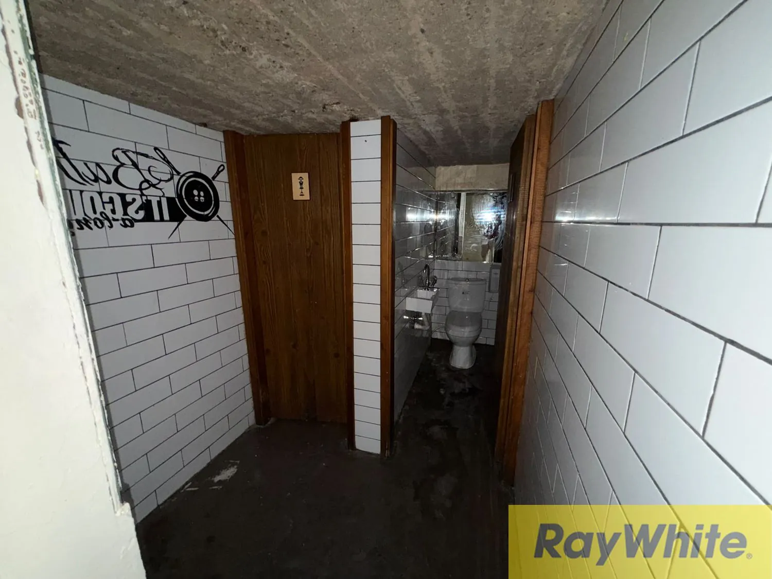 Shop For Rent In Badaro — الصورة 4