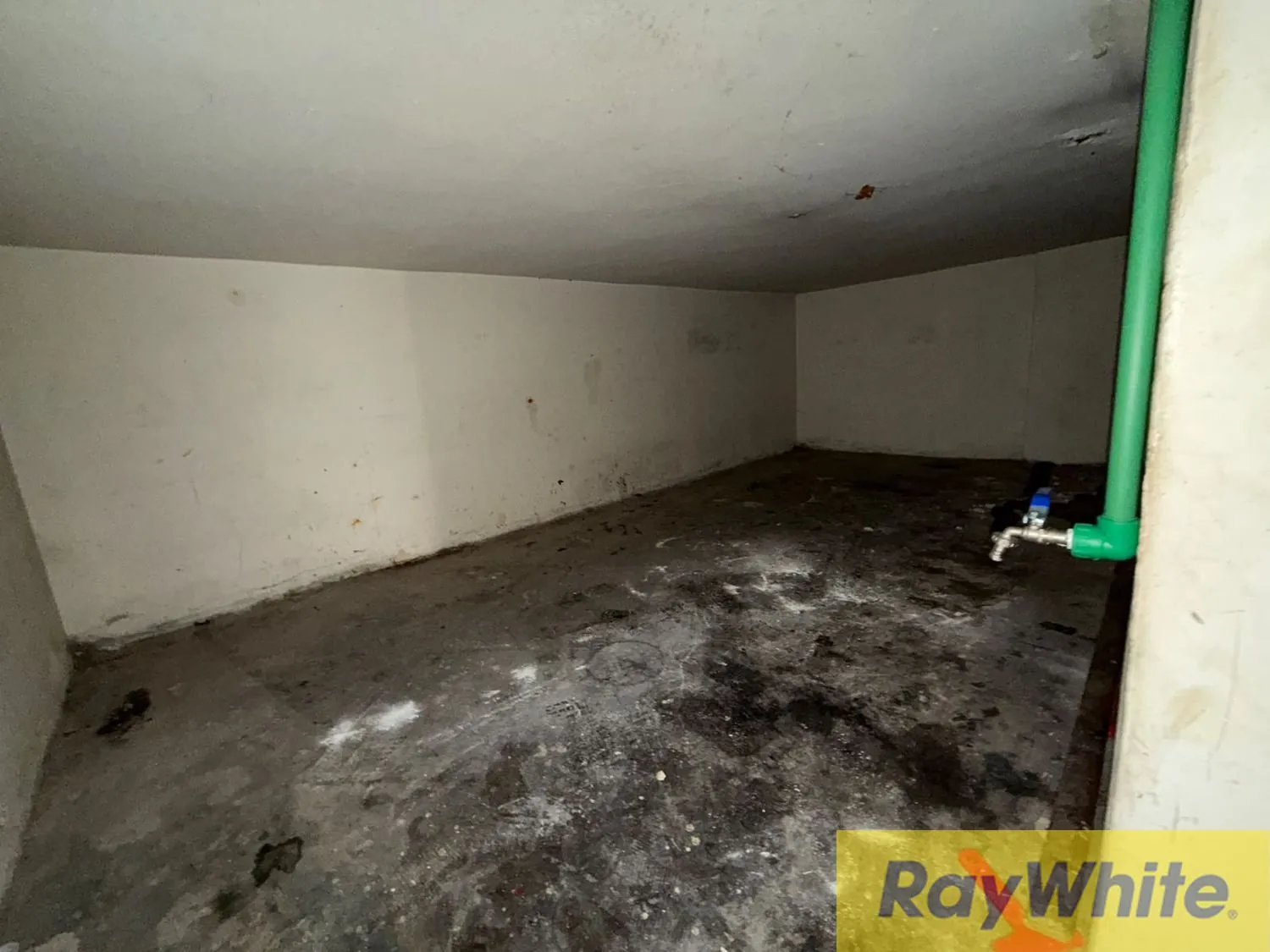 Shop For Rent In Badaro — الصورة 5