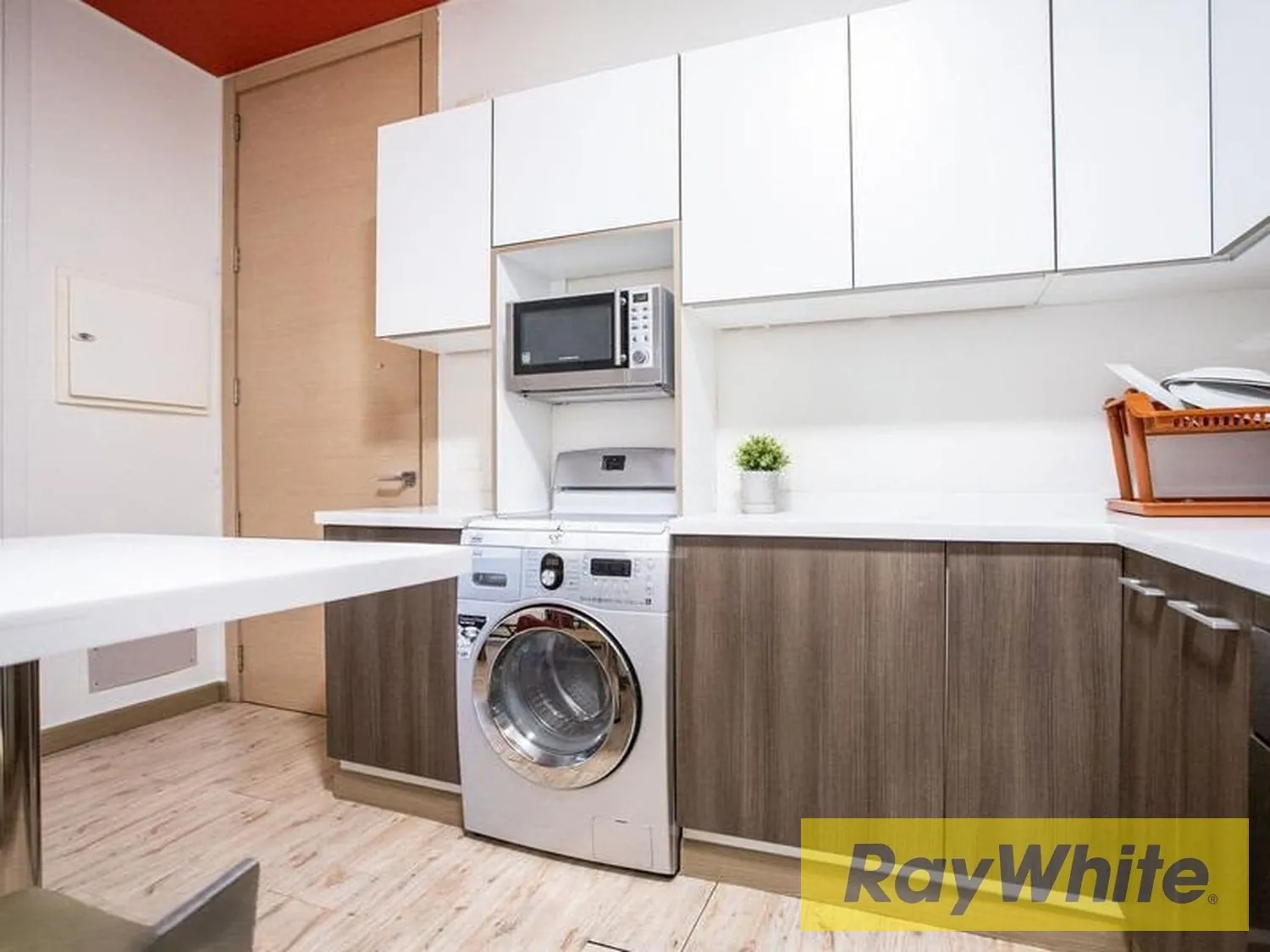 Fully Furnished Apartment For Rent – Gemmayzeh / Saifi — الصورة 5