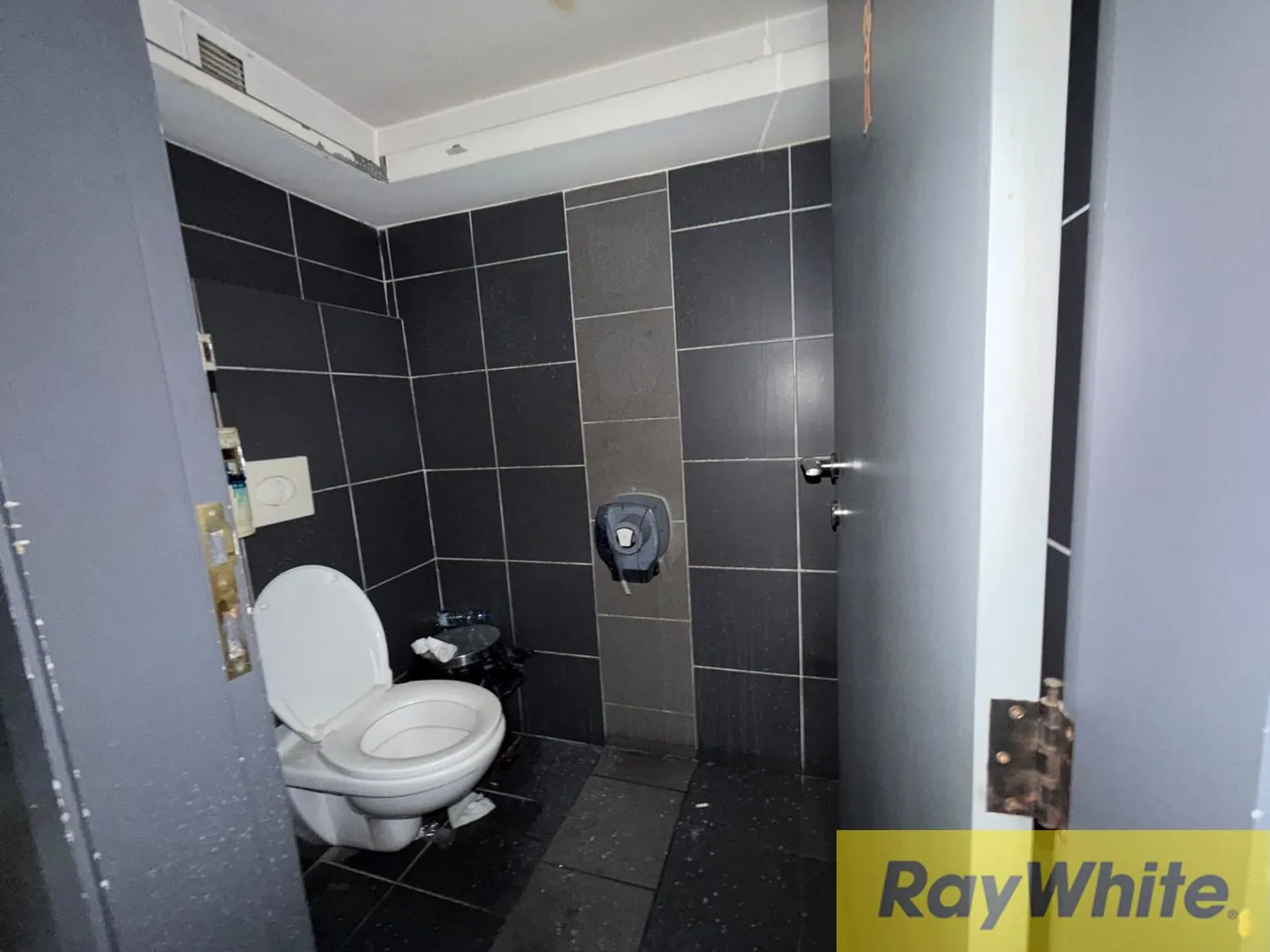 Restaurant For Rent In Badaro — الصورة 2