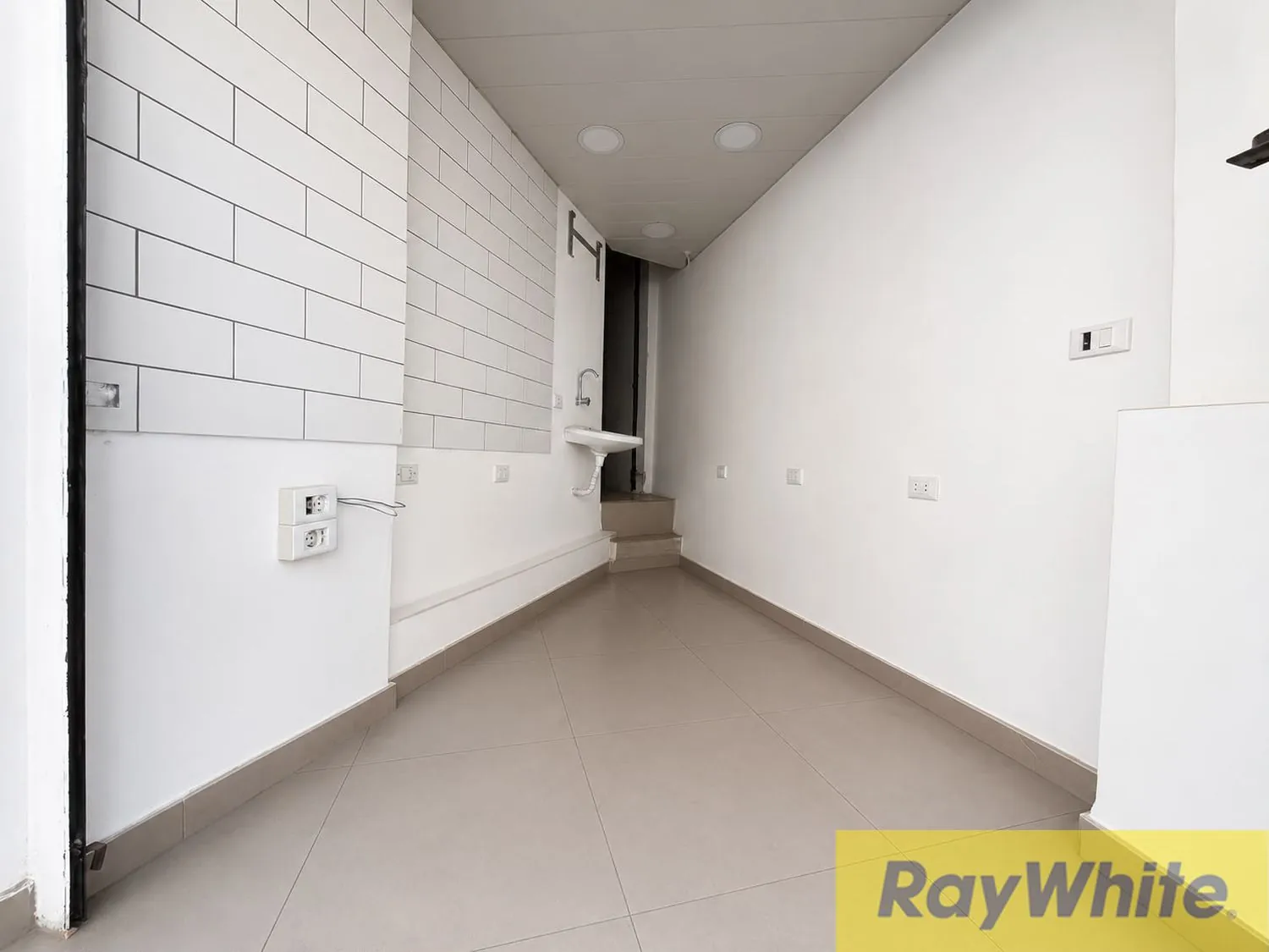 Shop For Rent In Badaro — الصورة 2
