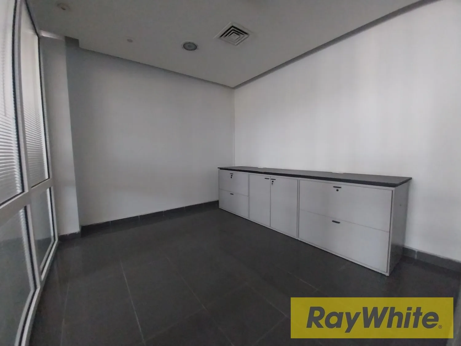 Furnished Office For Sale In Burj Al Ghazal Tower In Ashrafieh — الصورة 2
