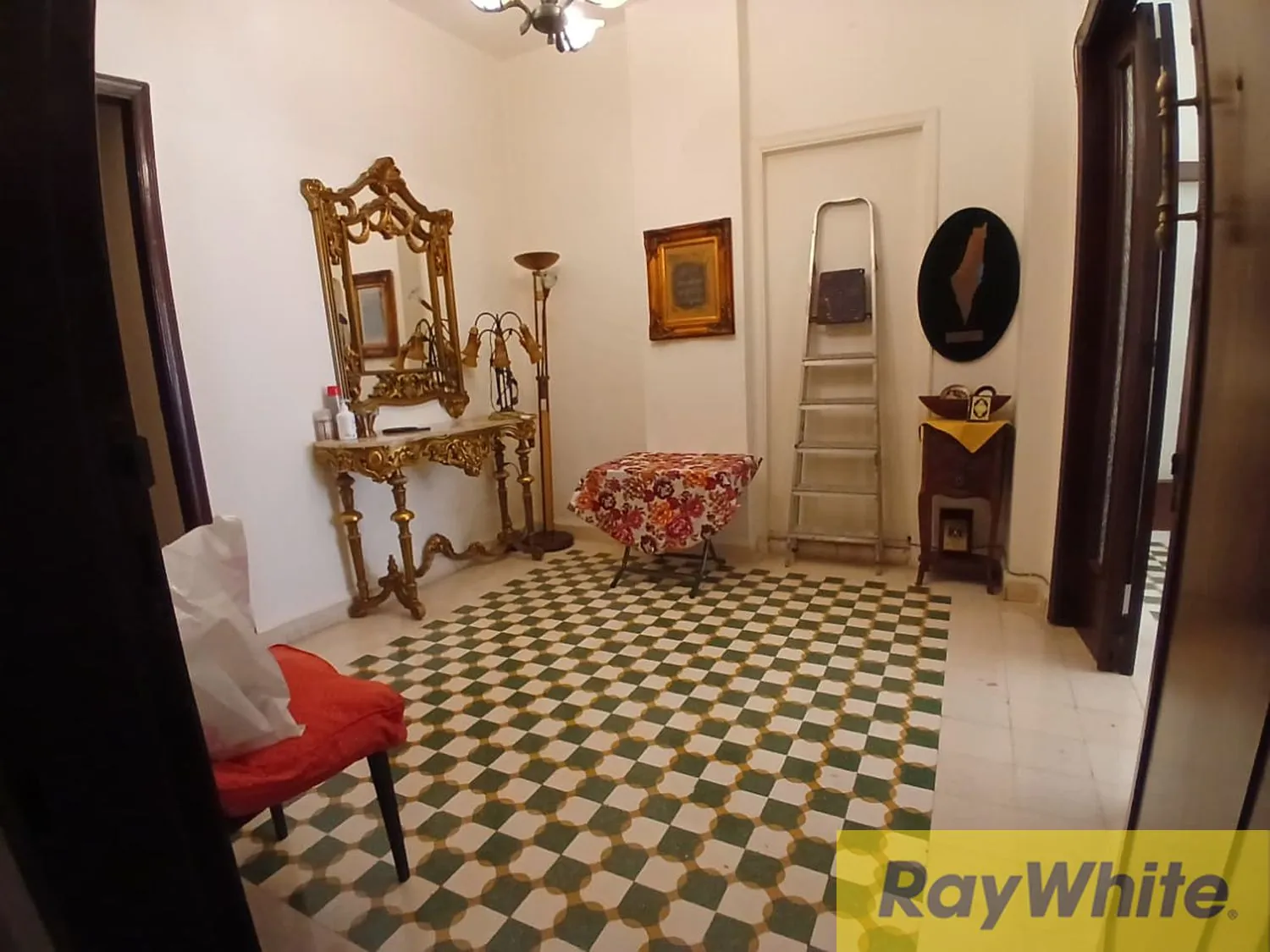 Apartment For Sale In Hamra — الصورة 3