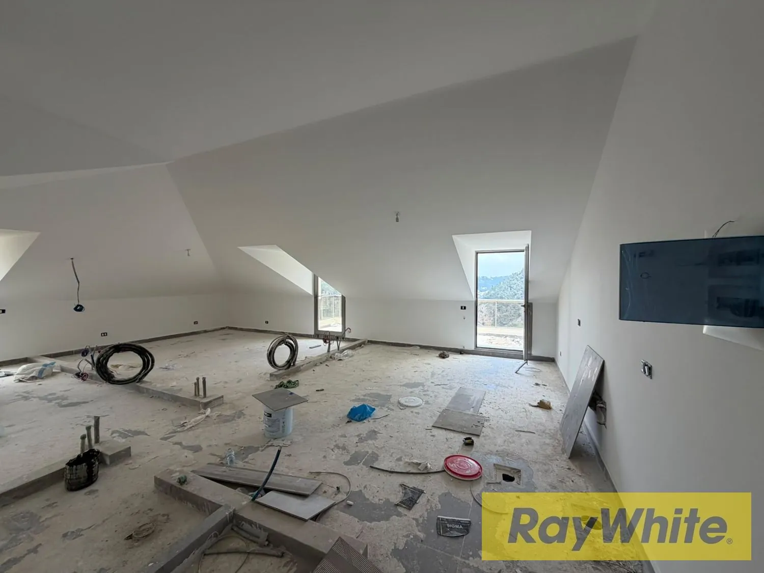 Duplex With Terrace For Sale In Jouret El Ballout — الصورة 2