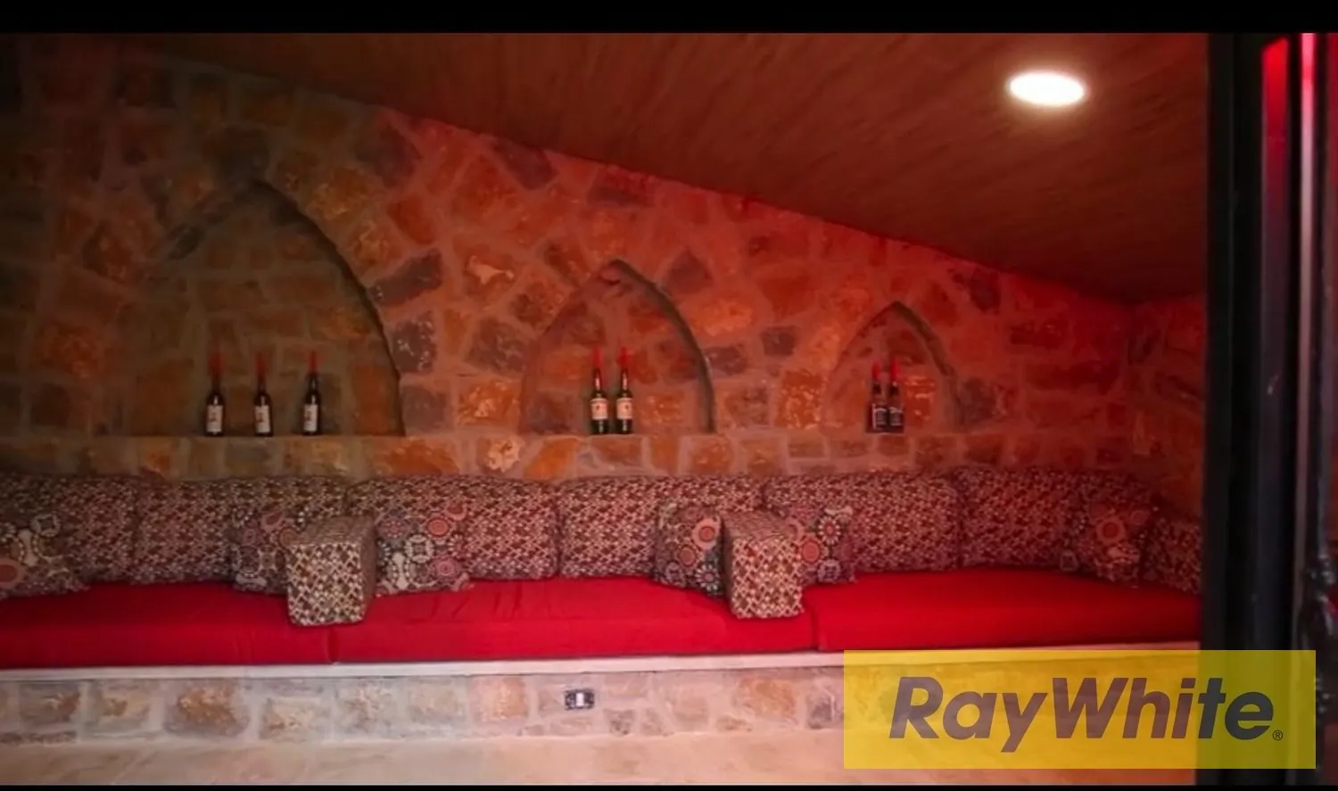 Rare Standalone Stone Villa For Sale In Faraya — الصورة 5