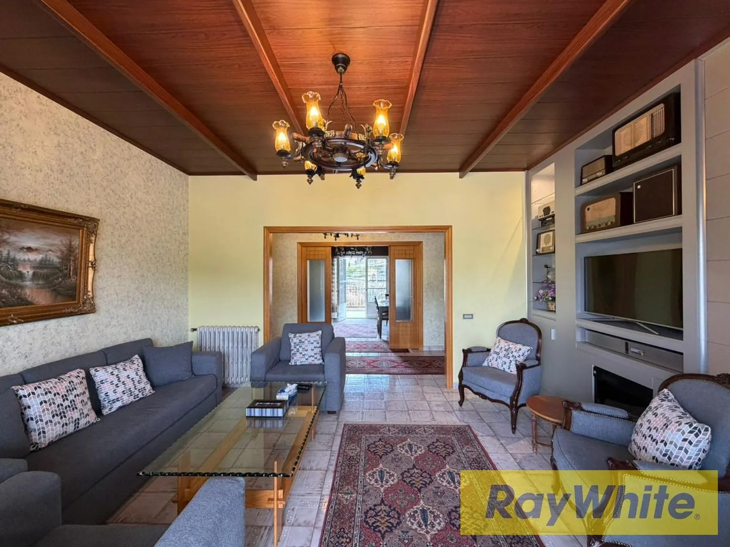Furnished And Spacious Apartment For Rent In Mar Chaaya — Prime Location With Terrace — الصورة 2