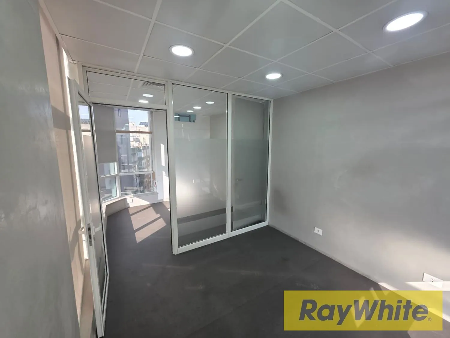 Office For Rent In Jdeideh – Prime Location — الصورة 3