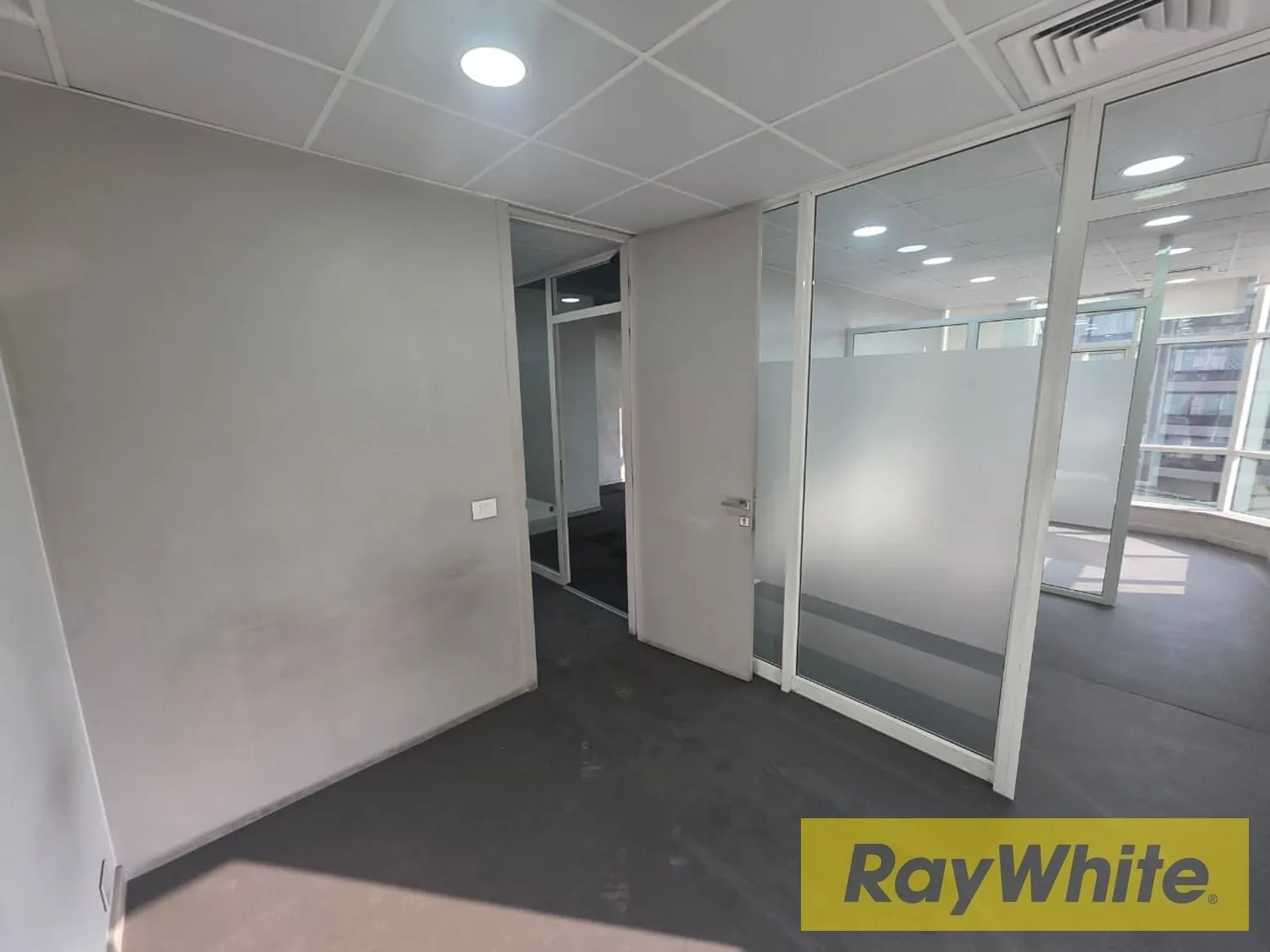 Office For Rent In Jdeideh – Prime Location — الصورة 4