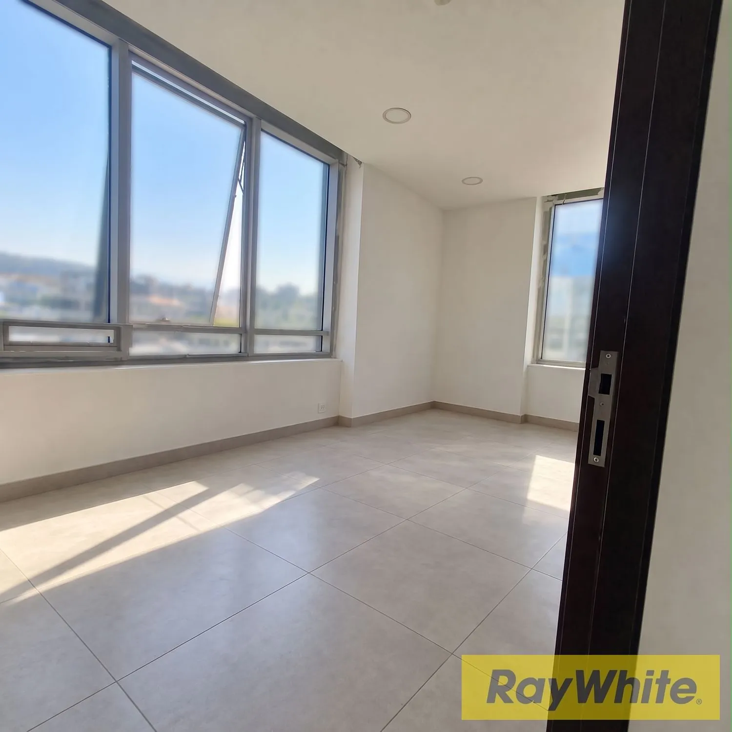 Prime Office In A Prestigious Tower – Jisr El Basha For Rent — photo 3