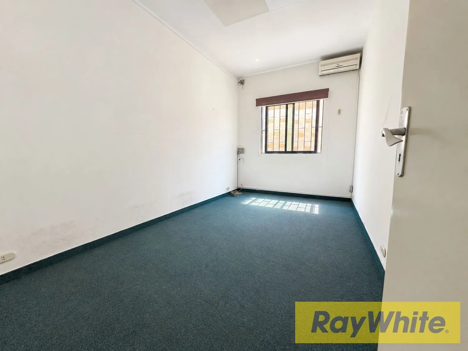 Office For Rent In Jdeideh | Prime Location — الصورة 2