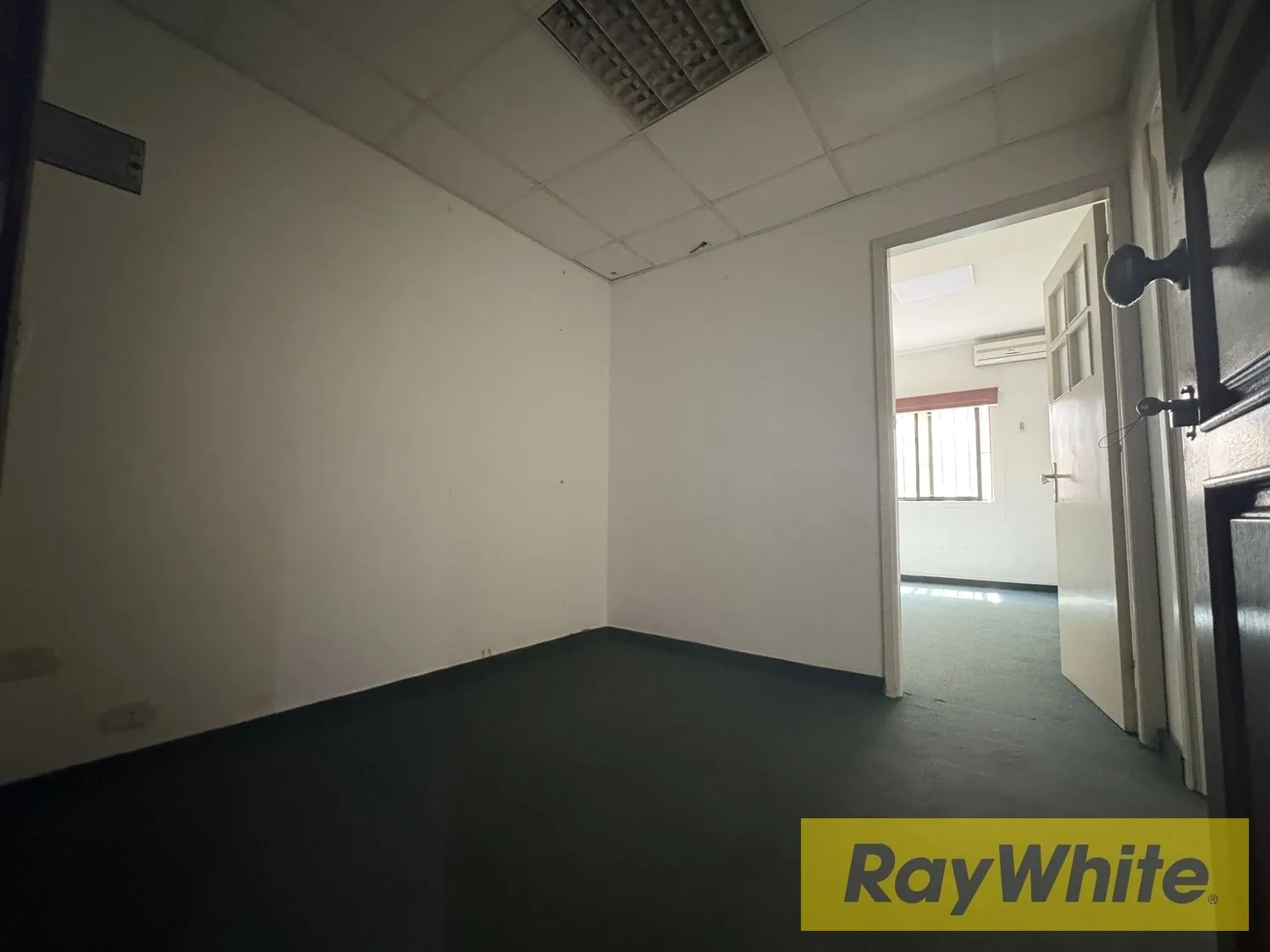 Office For Rent In Jdeideh | Prime Location — الصورة 3