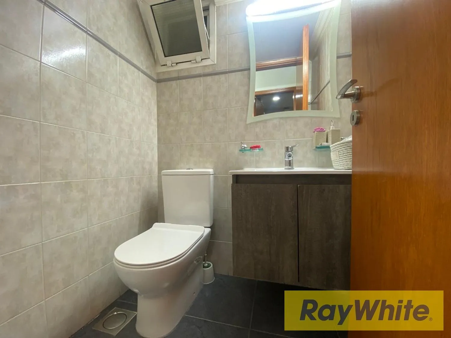 Fully Furnished Apartment For Sale In Dik El Mehdi — الصورة 2