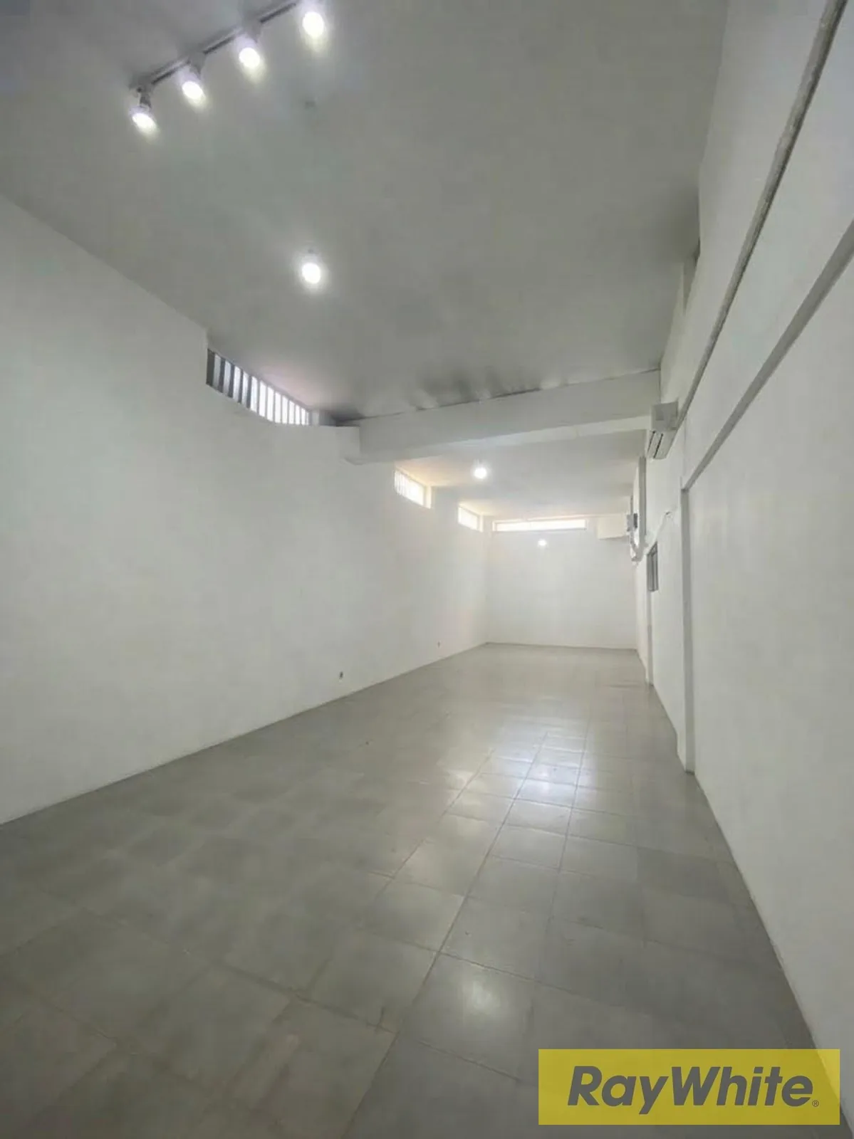 Warehouse With Office Space For Rent In Beit El Chaar — الصورة 1